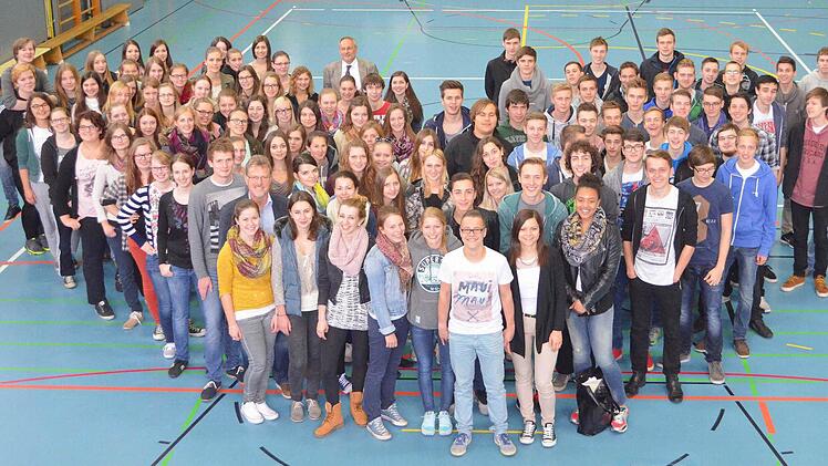 Die Abiturienten 2014 des Regiomontanus-Gymnasiums in Haßfurt. Foto: Ralf Naumann