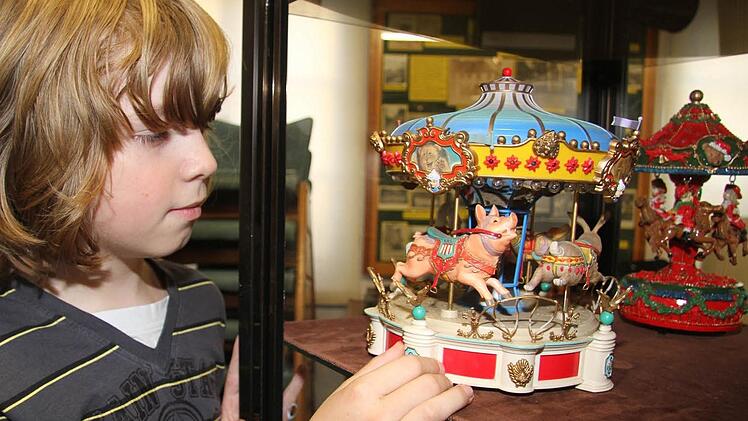 Enkel Pierre führt das Lieblingskarussell der Sammlerin Steffi Eckert vor: ein altes Karussell mit einem Schwein und einem Hasen. Fotos: Sonja Adam