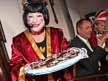 Beim Rathaussturm in Bad Staffelstein: Margit Schnapp serviert als Geisha "Buddhabrot"  Fotos: Matthias Einwag