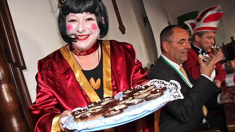 Beim Rathaussturm in Bad Staffelstein: Margit Schnapp serviert als Geisha "Buddhabrot"  Fotos: Matthias Einwag