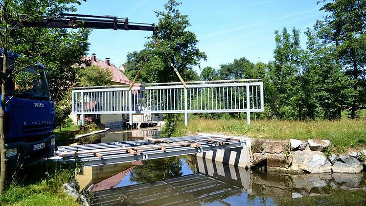 Stück für Stück wuchs in den vergangenen Tage die Brücke Richtung Feuln. Foto: Dieter Hübner