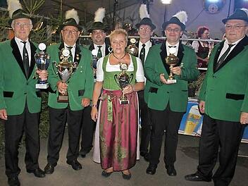 Neuer Schützenkönig ist Christian Maier (Dritter von links). Mit im Bild (von links) die Pokalgewinner Ernst Sticker, Otto Trinkwalter, 1. Ritterin Doris Straßner, Manfred Bischof, Matthias Korn und Vorsitzender und 2. Ritter Willy Fiedler. Fotos: Veronika Schadeck