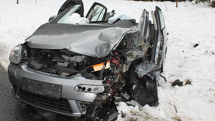 Unfallstelle auf der Kreisstraße 35 zwischen Buchbach und Windheim  Foto: Veronika Schadeck
