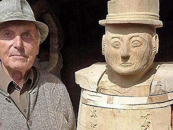 Karl Körner und sein Kunstwerk aus Ahornholz Foto: Gerd Fleischmann