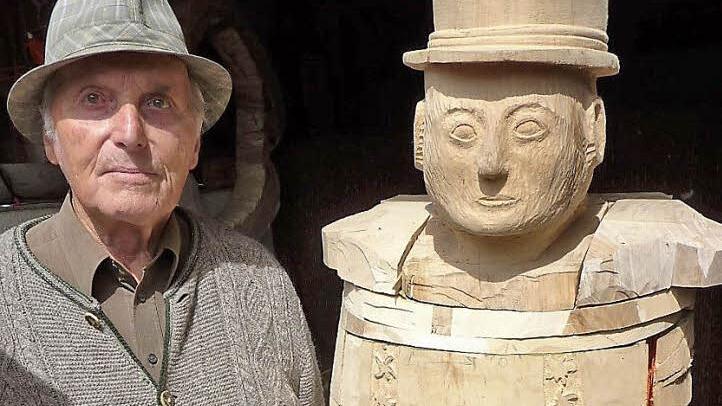 Karl Körner und sein Kunstwerk aus Ahornholz Foto: Gerd Fleischmann