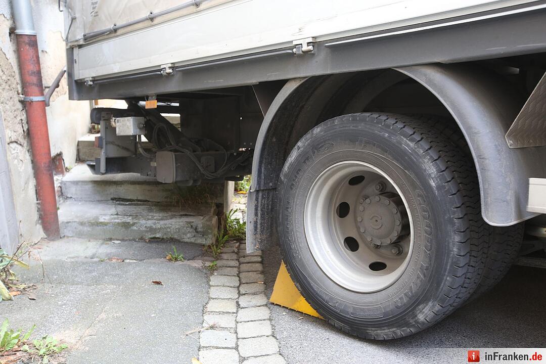 Irrfahrt durch Bamberger Altstadt endet fŸr Lkw festgefahren an Hauswand