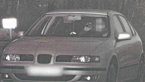 Na denn Prost: Ein Fahrer gönnt sich einen Schluck hinter dem Steuer. Foto: Verkehrspolizei Bamberg