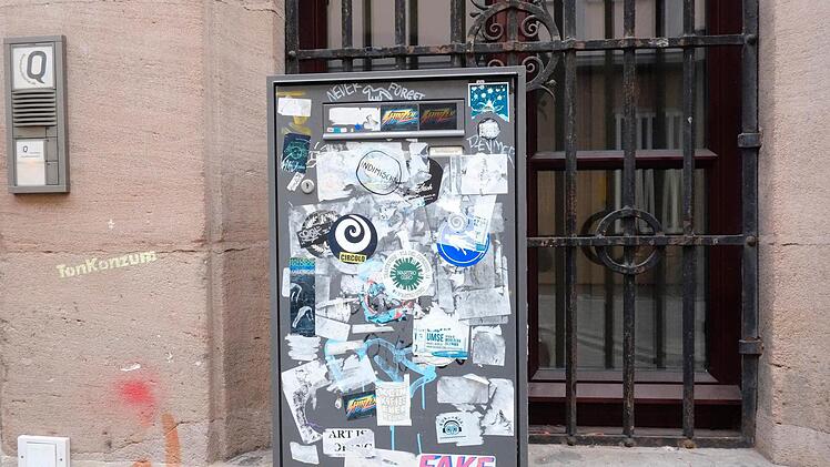 Vollgeklebter Briefkasten als Relikt der wilden Jahre. Foto: Nikolas Pelke