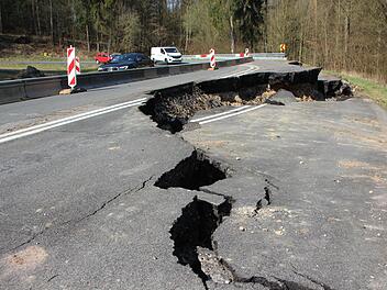 Dramatischer Anblick: Die Hälfte der ursprünglichen Fahrbahn ist im Auslauf einer der Kurven am Hambach weggebrochen. Die Kluft wird immer tiefer.  Foto: Eckehard Kiesewetter