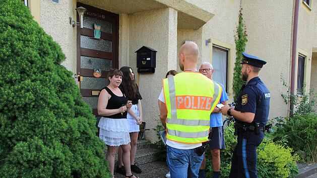 Am Mittwoch haben insgesamt 16 Polizeibeamte der Eko "Stein" und Polizeibeamte von &ouml;rtlichen Dienststellen die Anwohner in Baiersdorf befragt. Fotos: Franziska Rieger