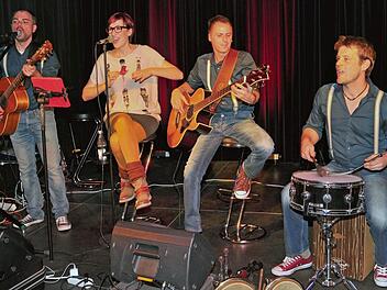 Die Band "Famos" mit (von links) Stephan "Leslie" Schmitt, Conny Morath, Tommy Kraft und Basti Landsleitner gibt am 9. November ein Konzert in der Rathaushalle.Ulrike Langer