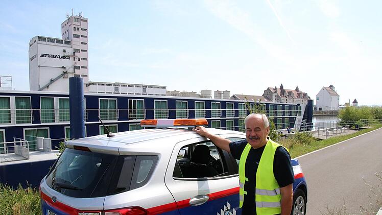 Auf seine letzten Tage als Hafenmeister hat Harald Holzschuh (63) einen neuen Dienstwagen bekommen - inklusive Signallicht.  Foto: Sebastian Schanz