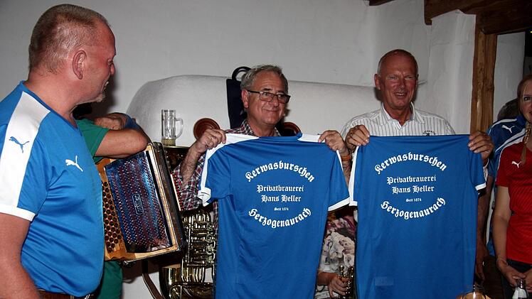 Für Bürgermeister Hans-Peter Schlagholz und Robert Schmid aus der Stadtverwaltung gab es Trikots.