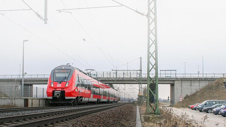 Die Verlegung des Pendlerparkplatzes (rechts), der künftig auf der Ostseite des Haltepunktes Kersbach sein wird, ist eines von vielen Verdiensten, das sich die Bürgerinitiative Kersbach in den vergangenen zehn Jahren auf ihre Fahnen schreiben konnte. Foto: FT