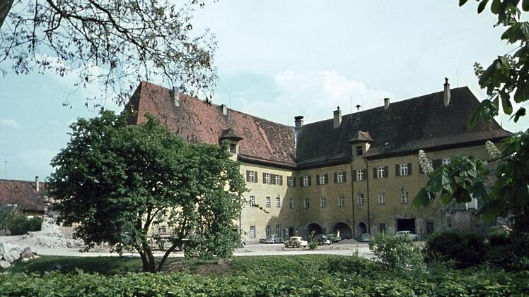 Aus dem Jahr 1964 stammt dieses Bild des Schlosses. Vorher versperrte ein Gefängnis diesen Blick.  Foto: Archiv