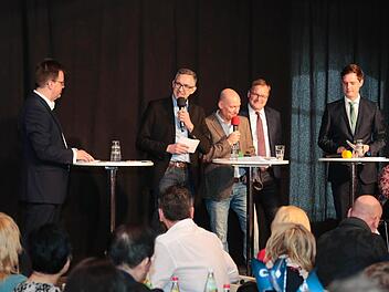 FT-Redaktionsleiter Michael Memmel und Marcus Appel von Radio Bamberg (an den Mikros) moderierten die Podiumsdiskussion, deren Elefantenrunde (von links) Christian Lange (CSU), Andreas Starke (SPD) und Jonas Glüsenkamp (Grüne) angehörten. Foto: Matthias Hoch