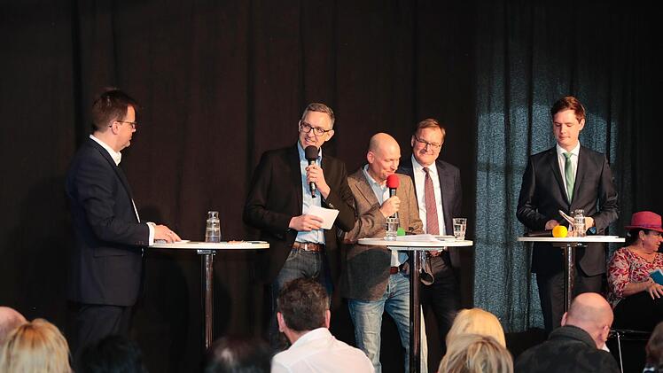 FT-Redaktionsleiter Michael Memmel und Marcus Appel von Radio Bamberg (an den Mikros) moderierten die Podiumsdiskussion, deren Elefantenrunde (von links) Christian Lange (CSU), Andreas Starke (SPD) und Jonas Glüsenkamp (Grüne) angehörten. Foto: Matthias Hoch