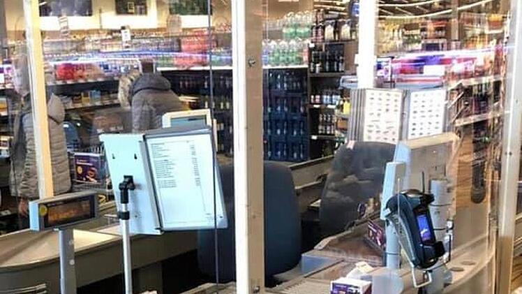 In allen Edeka-Schuler-Filialen ist Plexiglas an den Kassen angebracht worden. So will der Markt Kunden und Mitarbeiter gleichermaßen schützen. Foto: Facebook   E-Center Schuler Fürth Hornschuchcenter