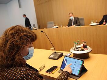 Der Umgang mit digitalen Medien ist für SPD-Kreisrätin und Bundestagsabgeordnete Martina Stamm-Fibich (hier im Sitzungssaal des Landratsamtes) eine Selbstverständlichkeit.  Fotos: Andreas Dorsch