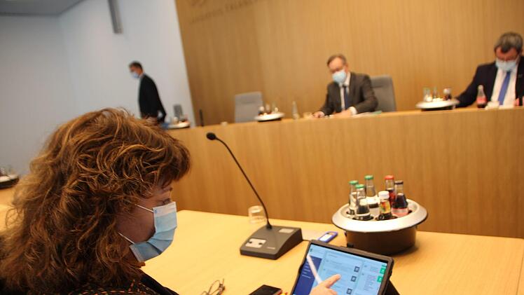 Der Umgang mit digitalen Medien ist für SPD-Kreisrätin und Bundestagsabgeordnete Martina Stamm-Fibich (hier im Sitzungssaal des Landratsamtes) eine Selbstverständlichkeit.  Fotos: Andreas Dorsch