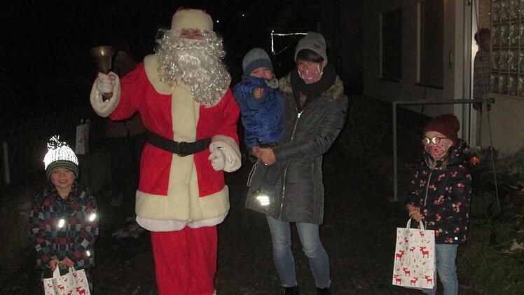 Der Nikolaus war willkommen bei klein und groß. Er überbrachte den Obereschenbacher Kindern Geschenktüten  und vermittelte damit weihnachtliche Vorfreude.     Foto: Winfried Ehling