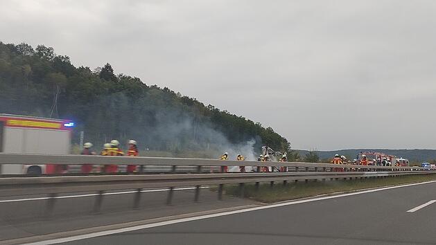 Dicker Rauch &uuml;ber der A73 bei Bamberg: Reifenplatzer setzt mobilen K&auml;se-Stand in Brand