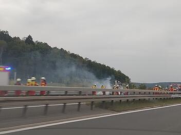Dicker Rauch über der A73 bei Bamberg: Reifenplatzer setzt mobilen Käse-Stand in Brand