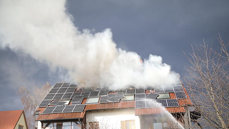 Photovoltaik kompliziert Löscharbeiten: Dachstuhlbrand im Kreis Neustadt an der Aisch
