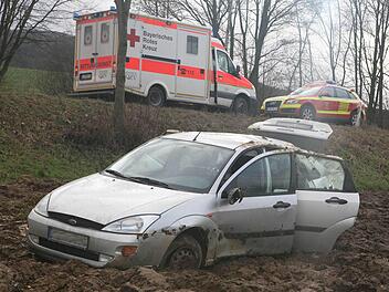 Neben der Staatsstraße zwischen Pfaffendorf und Burkheim überschlug sich das Auto einer 21-Jährigen und kam in einem Acker auf den Rädern zum Stehen. Foto: Stefan Johannes