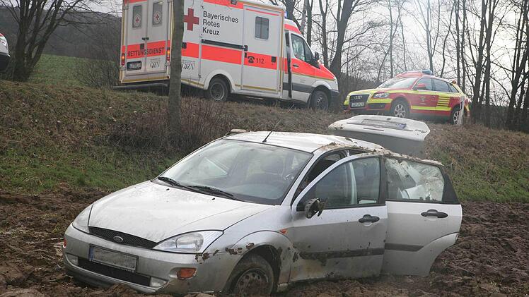 Neben der Staatsstraße zwischen Pfaffendorf und Burkheim überschlug sich das Auto einer 21-Jährigen und kam in einem Acker auf den Rädern zum Stehen. Foto: Stefan Johannes
