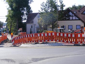 Dieser Kreisverkehr in Weisendorf befindet sich noch im Bau. Für seine Gestaltung sind die Bürger aufgerufen, Vorschläge einzubringen. Fotos: Mona Lisa Eigenfeld