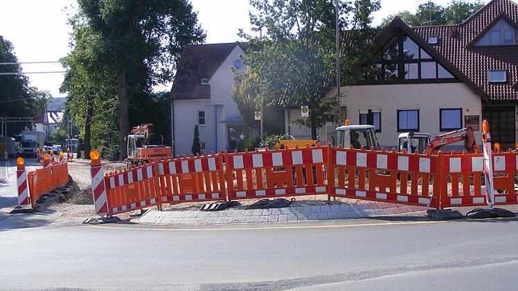 Dieser Kreisverkehr in Weisendorf befindet sich noch im Bau. Für seine Gestaltung sind die Bürger aufgerufen, Vorschläge einzubringen. Fotos: Mona Lisa Eigenfeld