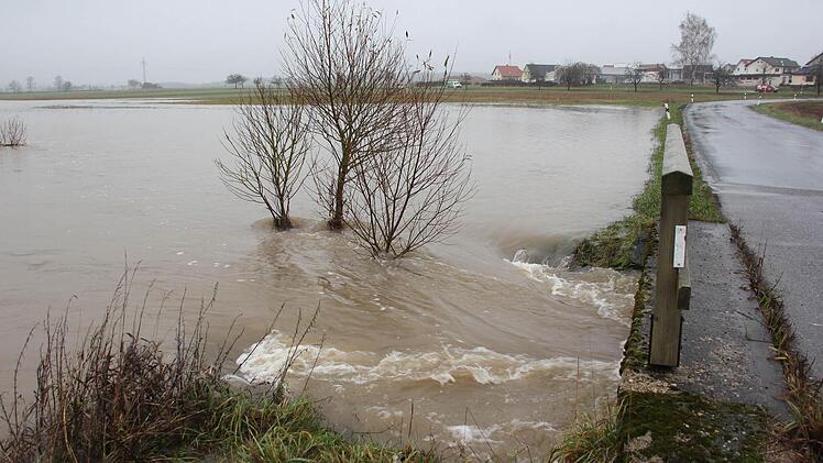 Strudel bildeten sich an einem Wasserdurchlass zwischen Steinach und Mitwitz. Foto: Friedwald Schedel