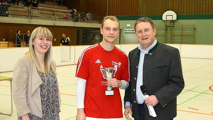 Torschützenkönig Tobias Sesselmann (Mitte) mit OB Henry Schramm (rechts) und Carolin Vogler von der Firma Töpfer. Foto: Monika Limmer