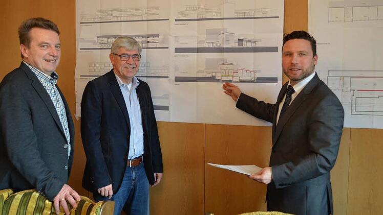 Bürgermeister Martin Finzel und die Fraktionsvertreter Hubert Becker (links) und Winfried Beyer (rechts) präsentieren die Pläne, die in der Umsetzung in diesem Jahr an den Start gehen. Foto: Gabi Bertram