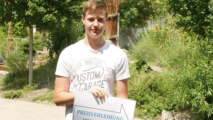 Gäste aus ganz Unterfranken kamen am Montag nach Haßfurt, um an der Preisverleihung des 64. Europäischen Wettbewerbs teilzunehmen. Schüler der gastgebenden Albrecht-Dürer-Mittelschule, wie hier Max, fungierten als lebende Wegweiser. Foto: Sabine Weinbeer