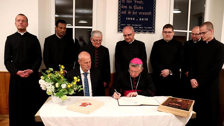 Erzbischof Andrzej Dsiega trägt sich ins Goldene Buch der Stadt ein.Johanna Blum
