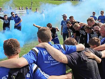 "Mit Blut und Schweiß für Blau und Weiß": Der SV Aura feiert die Meisterschaft ausgelassen. Foto: Sebastian Schmitt