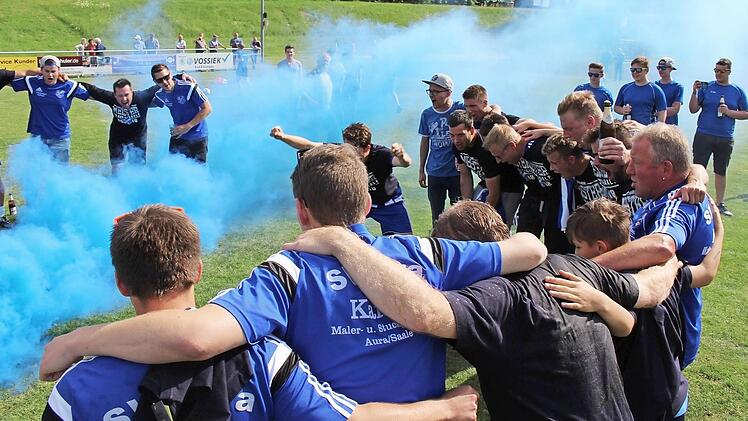 "Mit Blut und Schweiß für Blau und Weiß": Der SV Aura feiert die Meisterschaft ausgelassen. Foto: Sebastian Schmitt