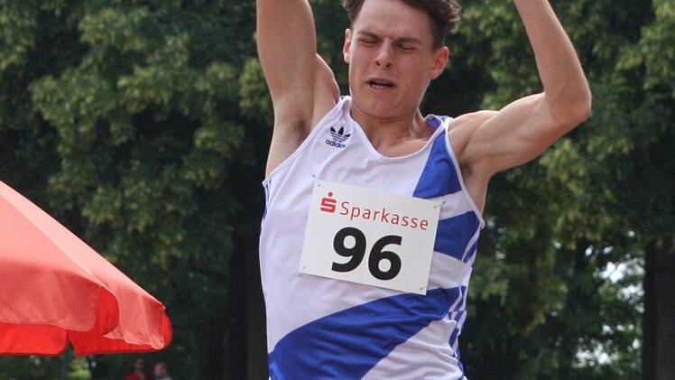 Dimitij Touev vom TSV Bad Kissingen durfte sich bei der Jugendgala in Schweinfurt im Dreisprung der U20 über Rang zwei und erfüllter Norm für die Deutsche Meisterschaft freuen.Reinhold Nürnberger