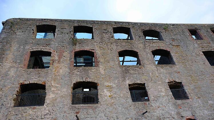 Zurzeit bemüht sich der Freundeskreis der Trimburg um eine Lösung für die offenen Fenster, durch die es bei Sturm stark hinein regnet. Gerd Schaar