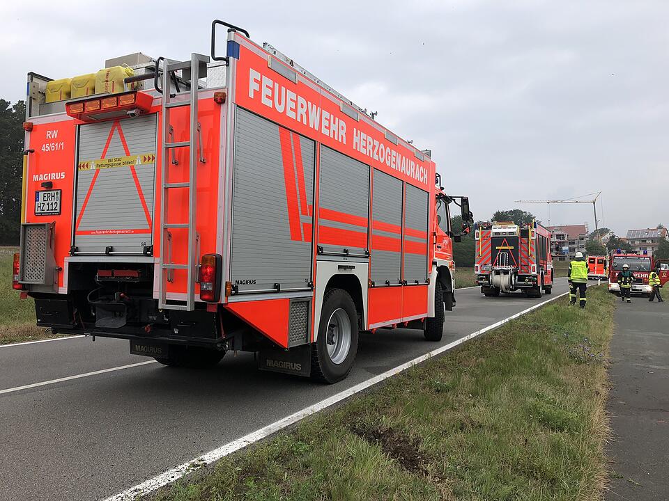 Bei Herzogenaurach: Auto überschlägt sich - Fahrer muss befreit werden