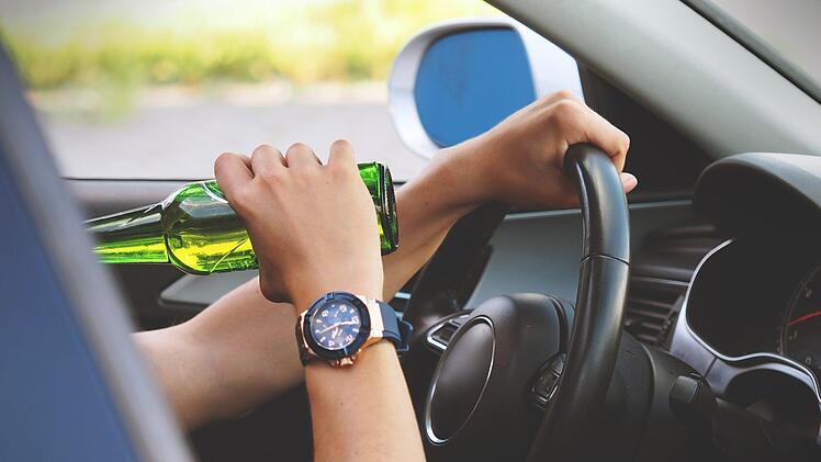 Ein 28-jähriger Bindlacher baute alkoholisiert einen Unfall. Er schleuderte gegen eine Ampel und flüchtete vom Unfallort. Sein Fahrzeug brannte komplett aus. Symbolfoto: pixabay