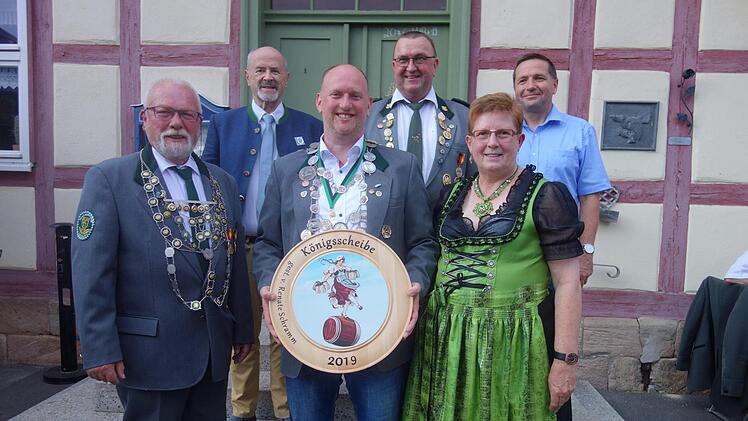 Das neue Königshaus zusammen mit den Verantwortlichen und Ehrengästen (von links): Ralf Schramm, Jürgen W. Heike, Schützenkönig Joachim Schelbert, Wolfgang Heinze, Renate Schramm, Bürgermeister Karl Kolb.  Foto: Doris Weidner