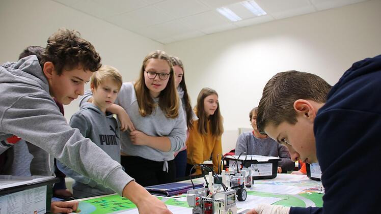 Eine der ersten Aufgaben im neuen Robotik-Kurs war, dass die drei kleinen Maschinen jeweils einen Buchstaben des Schul-Kürzels FGH, für Frobenius-Gymnasium Hammelburg, zeichnen. Nach viel Justieren und Einstellen hat das super geklappt.Ralf Ruppert