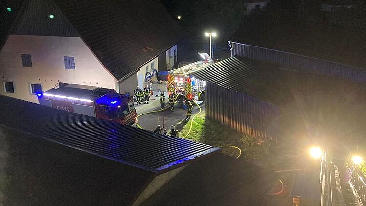 Schwarzenbruck: Großer Feuerwehreinsatz in Lindelburg - Feuer-Inferno im Nürnberger Land