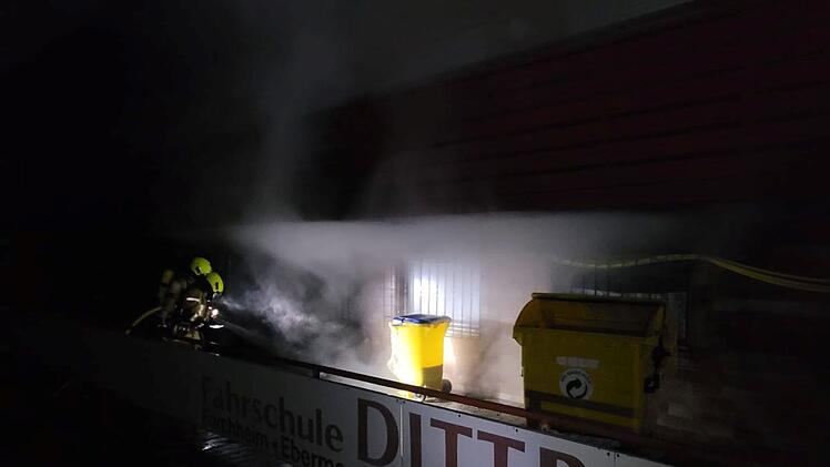 Weilersbach: Feuerwehr wird zu Flammeninferno an Sportplatz gerufen - "durch Hitze bereits geplatzt"