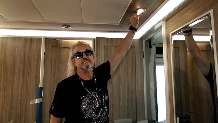 Pfusch an Bord? Robert Geiss bem&auml;ngelt die Qualit&auml;t des Innenausbaus.