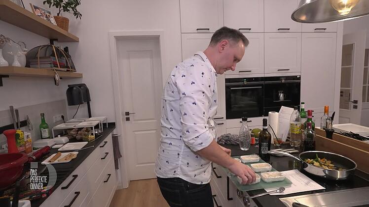 Gleich wird die Kokos-Tonkabohnen-Creme flambiert und mit einem Fruchtspie&szlig; h&uuml;bsch auf die Teller dekoriert.