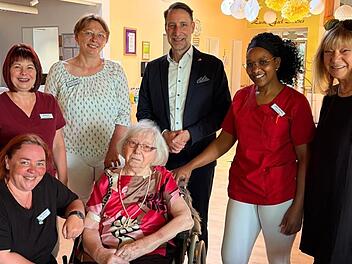 Hof: "Au&szlig;ergew&ouml;hnliche" Geburtstagsfeier f&uuml;r Seniorin